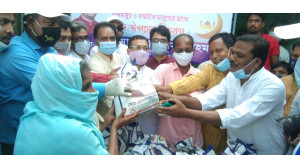 ঈদুল ফিতর উপলক্ষে  মোখলেসুর রহমানের খাদ্য সামগ্রী বিতরণ