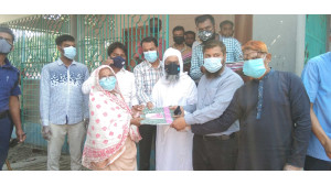 ঈদুল ফিতর উপলক্ষে এরফান গ্রুপের শাড়ী,লুঙ্গি ও থ্রি-পিস বিতরণ 