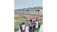 ঈদ আনন্দে চাঁপাইনবাবগঞ্জে শেখ হাসিনা ও মহানন্দা সেতুতে বাঁধনহারা মানুষ