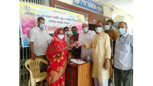 প্রধানমন্ত্রীর পক্ষ থেকে চাঁপাইনবাবগঞ্জ পৌরসভায় নগদ অর্থ সহায়তা 