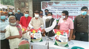 চাঁপাইনবাবগঞ্জ পৌরসভার ৪, ৫ , ৬নং ওয়ার্ডে এরফান গ্রুপের ঈদ সামগ্রী ও খাদ্যসহায়তা বিতরণ