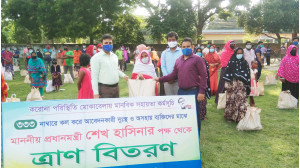 ৩৩৩ নম্বরে কল করে প্রধানমন্ত্রীর খাদ্যসহায়তা পেলেন চাঁপাইনবাবগঞ্জের ১০০ জন