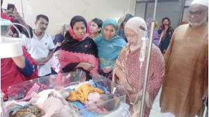 ২৫০ শয্যা বিশিষ্ট  জেলা হাসপাতালে নবজাতকদের দেখতে  এমপি জেসী