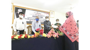  চাঁপাইনবাবগঞ্জে   জাতীয় শোক দিবস উপলক্ষে যুবক-যুবতীদের মধ্যে  ঋন বিতরণ  