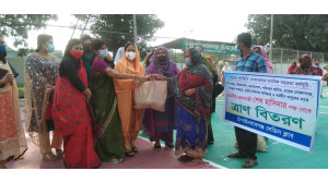 চাঁপাইনবাবগঞ্জে প্রধানমন্ত্রী শেখ হাসিনার পক্ষ থেকে  লেডিস ক্লাবের ত্রান বিতরণ 