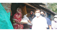 কর্মহীন নিম্নবিত্ত ও মধ্যবিত্তদের বাসায় গিয়ে খাদ্য সামগ্রী পৌছিলে দিলেন কাউন্সিলর নুরুল ইসলাম মিনহাজ 