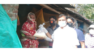 কর্মহীন নিম্নবিত্ত ও মধ্যবিত্তদের বাসায় গিয়ে খাদ্য সামগ্রী পৌছিলে দিলেন কাউন্সিলর নুরুল ইসলাম মিনহাজ 