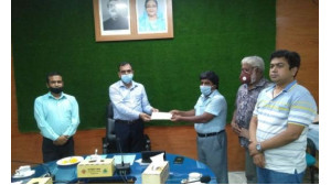 চাঁপাইনবাবগঞ্জে  সাংস্কৃতিককর্মীদের মাঝে আর্থিক অনুদান প্রদান 