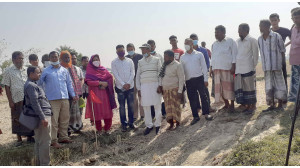 নাচোলে ভুমিদস্যুদের কবল থেকে   জমি বুঝিয়ে পেলেন ভূমিহীন পরিবার 