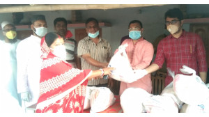 ৭নং ওয়ার্ডে গ্রামীণ ট্রাভেলস্ এর খাদ্য সামগ্রী বিতরণ