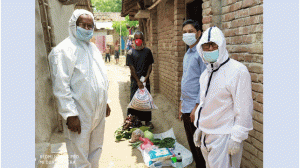 ভোলাহাটে করোনা পজেটিভ শহিদুলের বাড়ী খাবার দিলেন ইউপি চেয়ারম্যান 