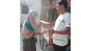 খেটে খাওয়া ও নিম্নবিত্ত আয়ের মানুষদের নগদ টাকা ও চাল ডাল দিলেন কৃষকলীগ নেতা রুহুল আমিন