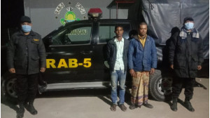 অক্ট্রয় মোড় থেকে ফেনসিডিলসহ ২জনকে গ্রেফতার করেছে র‌্যাব