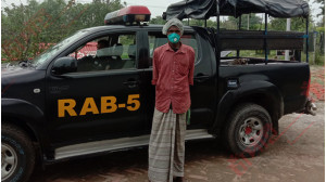 চাঁপাইনবাবগঞ্জের আমনুরা থেকে চোলাইমদসহ র‌্যাবের হাতে ১জন আটক