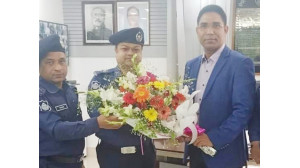 চাঁপাইনবাবগঞ্জের নতুন এসপি এ এইচ এম আবদুর রকিব জেলা পুলিশের বরণ ও শুভেচ্ছা বিনিময় 