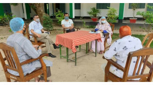 চাঁপাই নিউজ ডটকমে সংবাদ প্রকাশ - জেলা প্রশাসকের হস্তক্ষেপে শ্রমিকরা পাচ্ছেন অনুদান