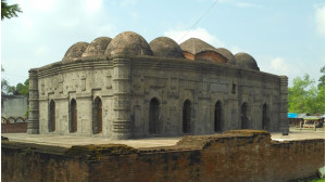 শিল্প ভাস্কর্যের অন্যতম এক নিদর্শন ঐতিহাসিক সোনামসজিদ