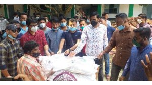 চাঁপাইনবাবগঞ্জে প্রধানমন্ত্রীর পক্ষ থেকে ছাত্রলীগের ত্রাণ সামগ্রী বিতরণ