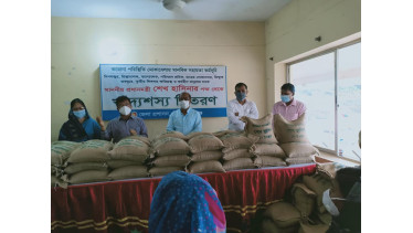 চাঁপাইনবাবগঞ্জে খেলোয়াড়দের মাঝে প্রধানমন্ত্রী শেখ হাসিনার উপহার চাল বিতরণ