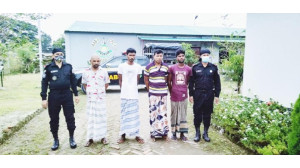 চাঁপাইনবাবগঞ্জে ভোলাহাট-শিবগঞ্জ সড়কে ডাকাতির ঘটনায় র‌্যাবের হাতে গ্রেপ্তার ৪ 