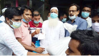 ভোলাহাটে প্রধানমন্ত্রীর উপহার পৌঁছে দিলেন আ.লীগ সভাপতি  ডা. চুনু