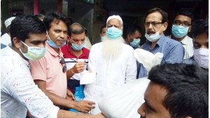 ভোলাহাটে প্রধানমন্ত্রীর উপহার পৌঁছে দিলেন আ.লীগ সভাপতি  ডা. চুনু