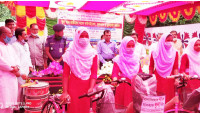 ভোলাহাটে বাইসাইকেলসহ বিভিন্ন শিক্ষা উপকরণ বিতরণ করলেন জেলা প্রশাসক 