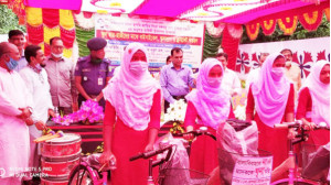 ভোলাহাটে বাইসাইকেলসহ বিভিন্ন শিক্ষা উপকরণ বিতরণ করলেন জেলা প্রশাসক 
