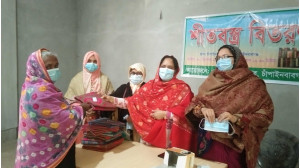 চাঁপাইনবাবগঞ্জে ওয়েল ফেয়ার ক্লাবের আয়োজনে শীতার্তদের মাঝে চাদর বিতরণ