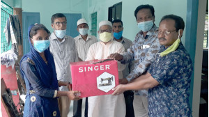 গোমস্তাপুরে জেলা পরিষদের অর্থ সহায়তায় সেলাই মেশিন ও ফ্যান বিতরণ