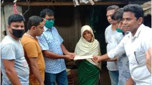 গোমস্তাপুরে মুক্তিযোদ্ধার  স্ত্রীকে হ্যালো গোমস্তাপুরের অর্থ সহায়তা