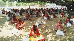 নাচোলে ট্রেইডক্রাফ্ট এক্সচেঞ্জের আর্থিক সহায়তায় ত্রান বিতরণ