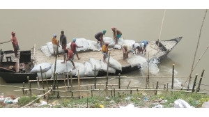 নামোরাজারামপুর মহানন্দা নদীর ভাঙ্গনে জিও ব্যাগ ফেলা শুরু