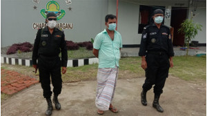 গোমস্তাপুরে গাঁজাসহ র‌্যাবে হাতে ১জন গ্রেফতার