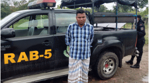 রহনপুর স্টেশনপাড়া থেকে অস্ত্রসহ ১জনকে গ্রেফতার করেছে র‌্যাব