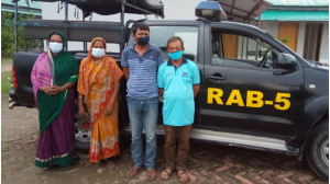 শহরের ওয়ালটন মোড় থেকে ফেনসিডিলসহ ৪জনকে গ্রেফতার করেছে র‌্যাব