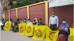 বেতন বৈষম্য নিরসনের দাবীতে দ্বিতীয় দিনের মত স্বাস্থ্য কর্মীদের কর্ম বিরতি পালন