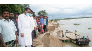 দেবীনগরে মহানন্দার ভাঙ্গন পরিদর্শন করলেন উপজেলা চেয়ারম্যান