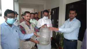  চাঁপাইনবাবগঞ্জ থেকে পাওয়া বিরল প্রজাতির সাপ বিভাগীয় বন কর্মকর্তার নিকট হস্তান্তর