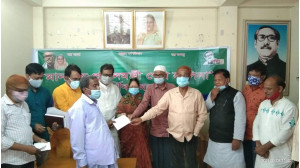 দলের দুস্থ ও অসুস্থ কর্মীদের মধ্যে প্রধানমন্ত্রীর আর্থিক অনুদানের চেক বিতরণ