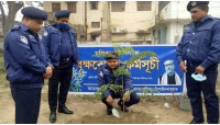 চাঁপাইনবাবগঞ্জ সদর  মডেল থানা চত্বরে বৃক্ষ রোপন করলেন এসপি আবদুর রকিব 
