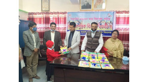 চাঁপাইনবাবগঞ্জে স্বাস্থ্যবিধি মেনে শিক্ষার্থীদের মাঝে বই বিতরণ 