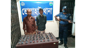ফেনসিডিলসহ দুই জনকে গ্রেপ্তার করেছে ভোলাহাট থানা পুলিশ