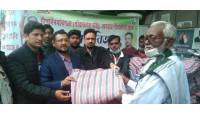 চা দোকানদারদের মাঝে মোখলেসুর রহমানের কম্বল বিতরণ