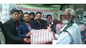 চা দোকানদারদের মাঝে মোখলেসুর রহমানের কম্বল বিতরণ