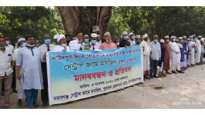 চাঁপাইনবাবগঞ্জে মসজিদ ভাঙ্গার প্রতিবাদে মানববন্ধন