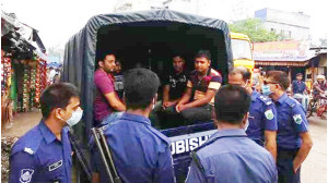 শিবগঞ্জে মাস্ক না পরায় ৬১জনকে জরিমানা