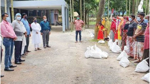 ভোলাহাটে সমবায়দপ্তরের ত্রাণ ও শিশু খাদ্য বিতরণ