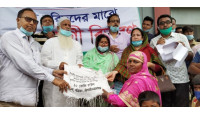 ভোলাহাটে ৮শ মানুষের মাঝে আলীগের ত্রাণ বিতরণ